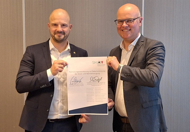 PB: VSHEW-Vorstandsvorsitzender Andreas Wulff (l) und Schleswig-Holsteins Energiewendeminister Tobias Goldschmidt mit der unterzeichneten Dekarbonisierungsvereinbarung.
