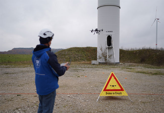 PB: Windenergieanlagen werden von TÜV SÜD mit KI-gestützten Drohnen effizienter inspiziert. / ©: TÜV SÜD