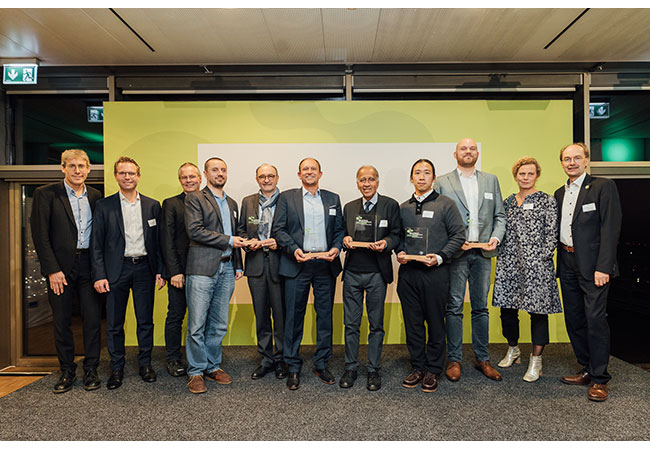 PB: Freudige Sieger: Neben Harm Müller (3. von links), der stellvertretend für GP JOULE HYDROGEN den Preis entgegennahme, erhielt der Klimaaktivist (es wird in Deutschland nie wieder schneien) Prof. Dr. Mojib Latif den Preis für sein Lebenswerk überreicht. Bildrechte: EEHH GmbH, zur honorarfreien Verwendung im Zusammenhang mit der Preisverleihung des German Renewables Award 2024.