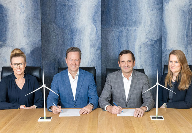 PB: (v.l.): Ásbjörg Kristinsdóttir (Executive Vice President of Planning and Construction), Uli Schulze Südhoff (ENERCON CCO), Hörður Arnarson (CEO von Landsvirkjun) und Steinunn Pálmadóttir (Anwältin bei Landsvirkjun) bei der Vertragsunterzeichnung in Reykjavik.