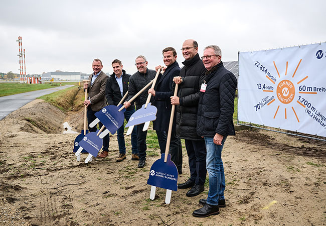 PB: Die Bauarbeiten für das neue Solarkraftwerk haben begonnen: v.l.n.r.: Geschäftsführer der Flughafen Nürnberg Energie GmbH Klaus Dotzauer, Greenovative-Geschäftsführer Jochen Schürer, Flughafengeschäftsführer Dr. Michael Hupe, Nürnbergs Oberbürgermeister Marcus König, Finanz- und Heimatminister Albert Füracker und der Landtagsabgeordnete für Nürnberg-Nord Thomas Pirner. / ©: Foto: Christian Seitz / Airport Nürnberg.