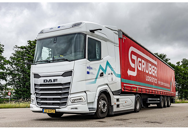 PB: Die JUNA-E-Lkw ergänzen die nachhaltige Flotte von Gruber Logistics und fördern klimafreundliche Logistik im Schwerlastverkehr. / ©: Gruber Logistics