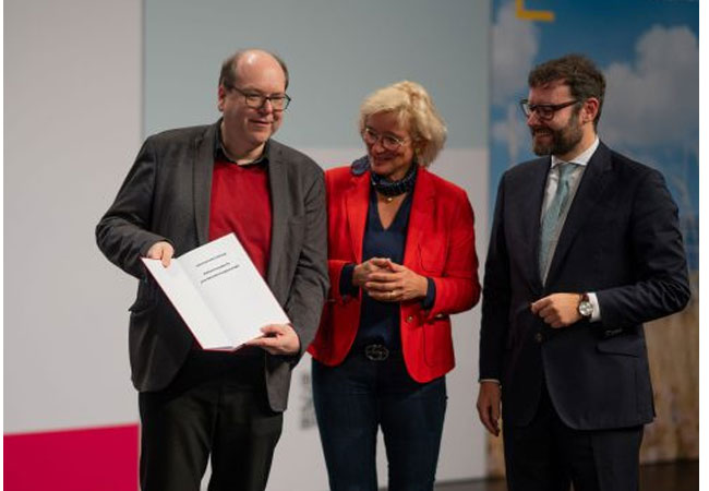 PB: Vereine überreichen auf LEE-Branchentag Niedersächsischer Landesregierung zukunftsweisendes Strategiepapier / ©: LEE