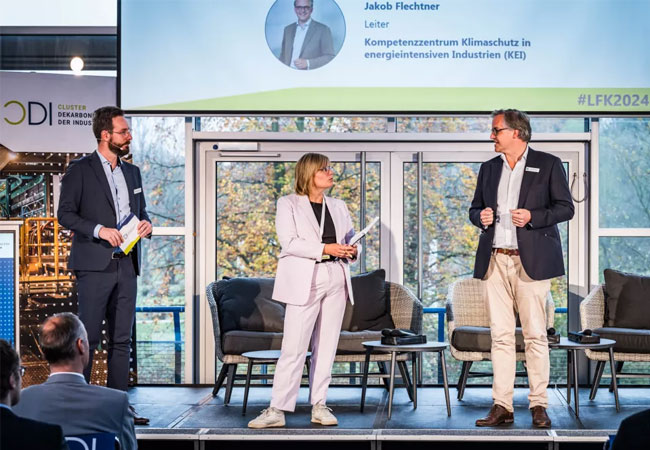 PB: Andreas Findeisen (l.), Leiter der CDI-Koordinierungsstelle, begrüßt zusammen mit KEI-Leiter Jakob Flechtner (r.) die Gäste der Lausitzer Fachkoferenz 2024 in der Messe Cottbus. (Foto: © CDI | Marcus Zumbansen)