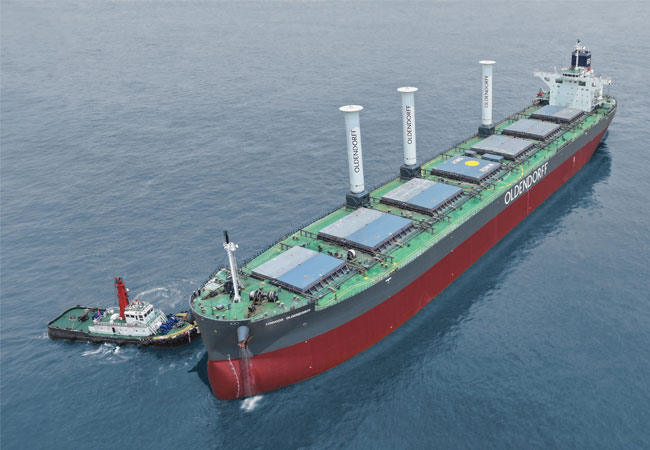 PB: Oldendorff Carriers installiert Flettner-Rotoren um zusätzlichen Schub zu erzeugen, und den Treibstoffverbrauch auf transpazifischen Routen um etwa 10-15 % senken. / ©: Oldendorff Carriers