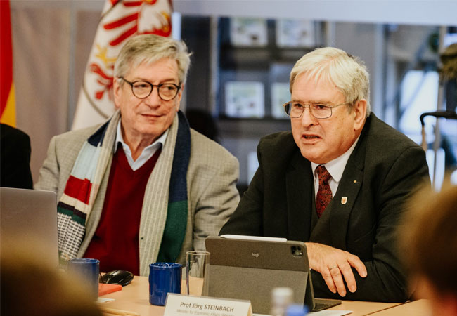 PB: Prof. Dr.-Ing. Jörg Steinbach, Minister für Wirtschaft, Arbeit und Energie des Landes Brandenburg (rechts) und Dr. Harry Lehmann, Leiter des PtX Lab Lausitz, im Gespräch mit den Teilnehmenden der Veranstaltung. / ©: PtX Lab Lausitz I Toni Kretschmer