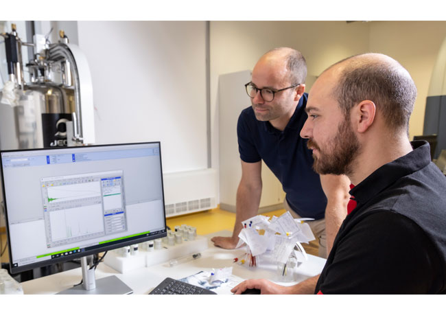 PB: Michael Haas (l.) vom Institut für Anorganische Chemie der TU Graz sucht in seinem CD-Labor nach neuen Ausgangsmaterialien für Halbleiter. Bildquelle: Lunghammer - TU Graz