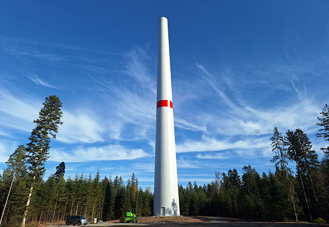 PB: Eine der beiden Windenergieanlagen auf dem Kälbling (Quelle: EnBW)