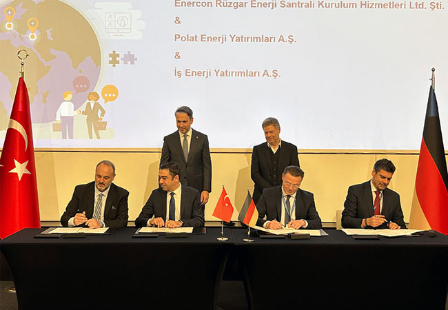 PB: v.l. Neşet Cireli (VorstandsmitgliedPolat Enerji), Kayahan Karadaş (CEO İş Enerji und Vorstandsmitglied PolatEnerji), Udo Bauer (CEO ENERCON), Arif Günyar (ENERCON Regional Head für die Region Zentralasien, Mittlerer Osten und Afrika). Im Hintergrund v.l.: Alparslan Bayraktar (Energieminister der Türkei) und Robert Habeck (Vizekanzler) / ©: ENERCON