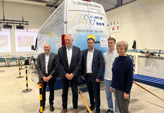 PB: Prof. Mohamed Ayeb (v.l.), Prof. Michael Fister, Henning Rimbach (Daimler Truck), Christoph Mädler (Student), Prof. Ute Clement (Universitätspräsidentin). Foto: Uni Kassel.