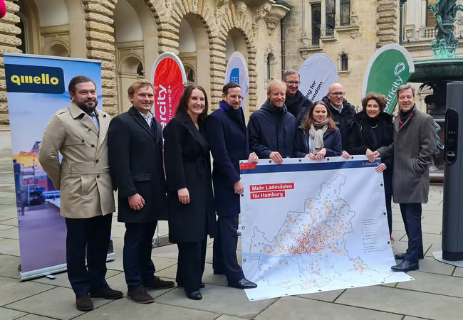 PB: Konzessionsvergabe für den Ausbau der Ladeinfrastruktur in Hamburg mit Senatorin Dr. Melanie Leonhard (4. v. r.) am 22.11.2024. Für Vattenfall vor Ort waren Franziska Schuth-Krohn (3. v. l.) und Lukas Papageorgiou (2. v. l.)