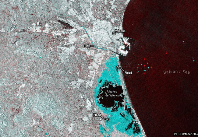 PB: Überschwemmte Gebiete um Valencia am 29. Oktober 2024, aufgenommen von Copernicus Sentinel-1 - Contains modified Copernicus Sentinel data (2024), processed by ESA [Road layer: © OpenStreetMap]