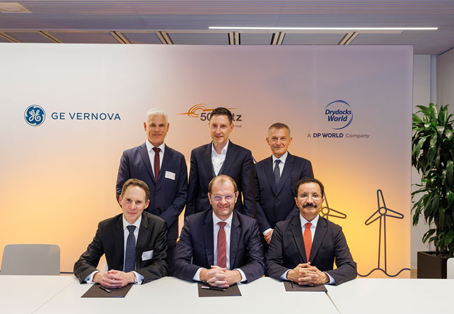 PB: After the symbolic signing of the contract: Standing f.l.t.r.: Stefan Hartge (GE Vernova), Marco Nix (50Hertz), Capt. Rado Antolovic (Drydocks World). Sitting f.l.t.r.: Johann Bindele (GE Vernova), Stefan Kapferer (50Hertz), HE Sultan Admed Bin Sulayem (Dubai Port World). 50Hertz / Kathrin Heller. / ©: GE Vernova