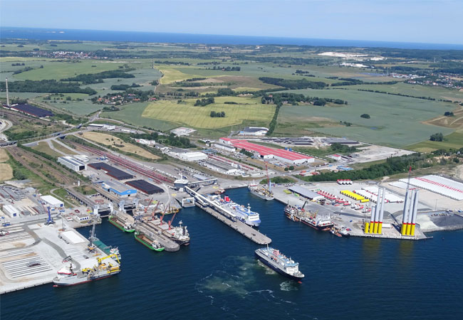 PB: Der Mukran Port überzeugt mit ausgezeichneter Hinterlandanbindung, moderner Infrastruktur, großzügigen Flächenangeboten und einer strategisch günstigen Seeanbindung – ein zunehmend attraktiver Standort für Industrieansiedlungen und zukunftsorientierte Projekte. / ©: Mukran Port