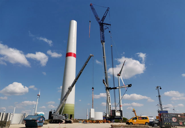PB: Mithilfe von Kränen wird der Turm einer Windenergieanlage bei Teuchern errichtet / ©. European Energy A/S