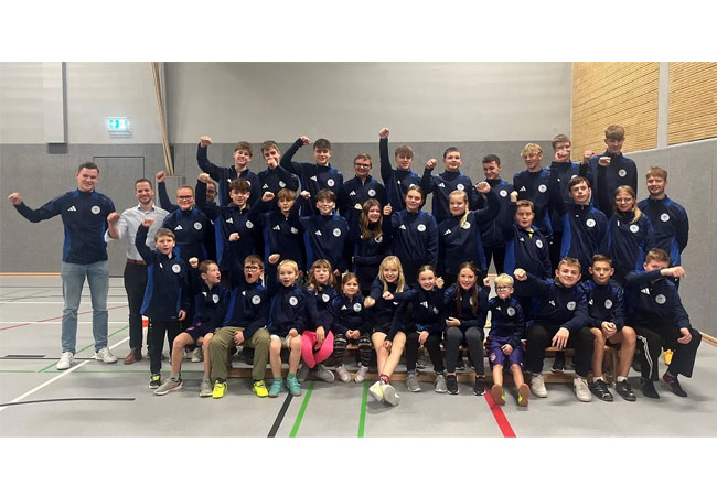 PB: Marian Jahnke (KBV Westeraccum) und Thijs Schless (Ørsted) mit der F-Jugend des KBV Westeraccum (v.l.n.r.). / ©: Ørsted