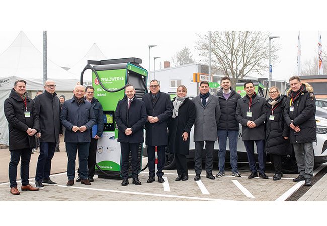 PB: v.l.n.r.: Gregor Lelle, Heberger, CEO Geschäftsführer; Dr. Dominik Geißler, Oberbürgermeister Landau; Horst Ehrmann, Gründer/Inhaber Möbel Ehrmann; Dr. Andreas Merz, Leiter Ministerbüro BMDV; Dr. Volker Wissing, Bundesminister für Digitales und Verkehr; Paul Anfang, Pfalzwerke Vorstand; Dagmar Fehler, CEO und Sprecherin der NOW GmbH; Nikolaus Oberkandler, Leiter Referat Elektromobilität BMDV; Lenard Faber, Projektleiter Deutschlandnetz Pfalzwerke; Florian Dommel, Bereichsleiter E-Mobility, Pfalzwerke; Julia Elsholz, BMDV; Karsten Pöllny, Toll Collect GmbH | Bildnachweis: Pfalzwerke / Alexander Grüber