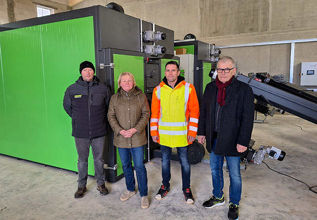 PB: v.l.n.r.: Florian Schroll (Gebietsleiter Mitteldeutschland, ENERPIPE), Regina Bruckmann (Bürgermeisterin Lonnerstadt), Daniel Kammerer (Bauamtsmitarbeiter), Herbert Krafft (Geschäftsführer Wärmenetz Lonnerstadt UG & Co. KG) Bei der Baustellenbegehung des neuen Heizhauses.