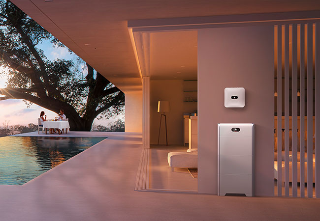 PB: Energiemanagementsysteme (EMS) optimieren den Energieverbrauch im Haus, indem sie die von der PV-Anlage erzeugte Energie effizient nutzen. Wird zusätzlich ein Batteriespeicher in das System integriert, kann überschüssiger Strom tagsüber gespeichert und abends genutzt werden. / Copyright: Huawei / Herausgeber: Contentway GmbH