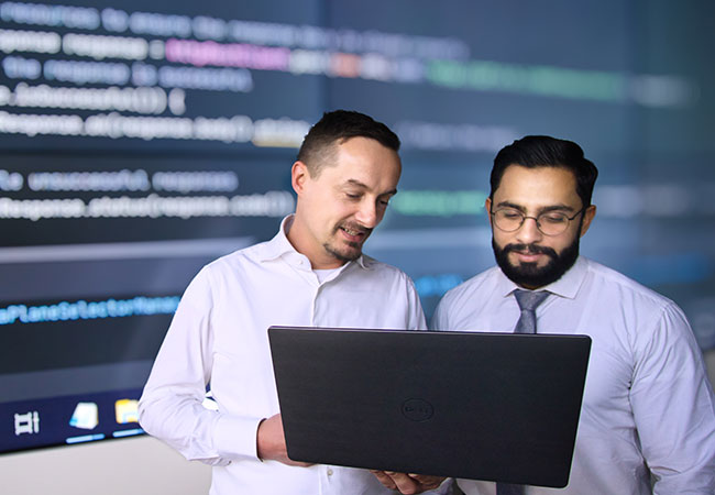 Ein Bild, das Person, Kleidung, Menschliches Gesicht, computer enthält. Automatisch generierte Beschreibung / Datenraumlabor am Fraunhofer IOSB-AST. Foto: Martin Käßler