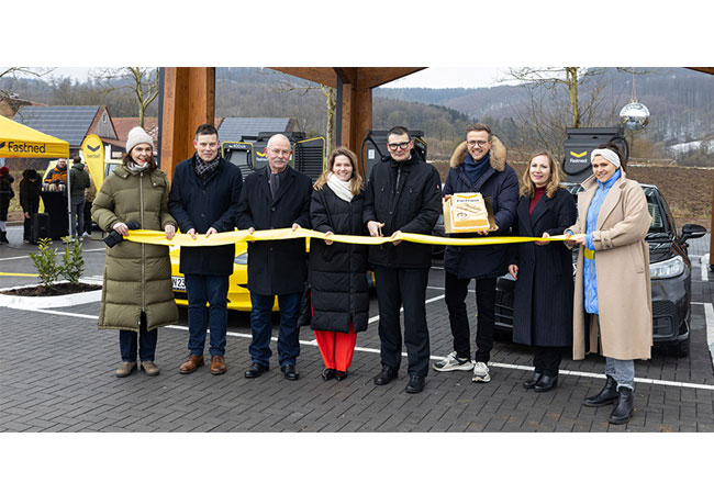 PB: v.l.n.r: Simone Kramer (Fastned), Michael Scholle und Detlef Gehle (Stadt Bad Driburg), Linda Boll (Fastned), Hartmut Höppner (BMDV), Benedikt Goeken (Goeken Backen GmbH & Co. KG), Julia-Eva Elsholz (BMDV), Jenny Herden (Nationale Leitstelle Ladeinfrastruktur in der NOW GmbH) | Fotocredit: Fastned