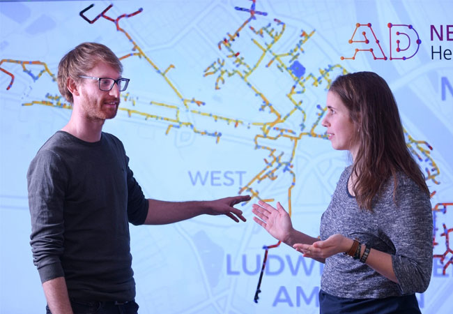 PB: Dr. Matthias Eimer und Johanna Heidrich haben gemeinsam mit einem Forschenden-Team die Software »AD Net Heat« entwickelt. Die Software simuliert die Wärmeströme im Fernwärmennetz. / ©: Fraunhofer ITWM