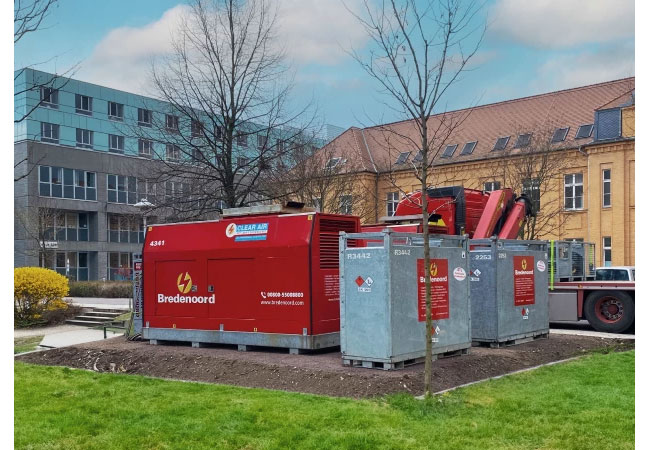 PB: Bredenoord NEA Produkt-Setup vor einem Krankenhaus zur Sicherstellung der kontinuierlichen Energieversorgung & Unterstützung kritischer Infrastruktur. / ©: Bredenoord