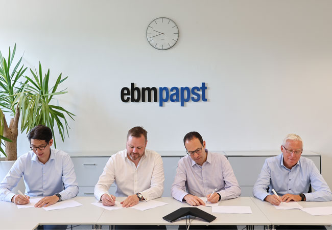 PB: Signing: Son Nguyen (Co-Founder HYTING), Tim Hannig, Dr. Hannes Säubert und Hans-Joachim Klink (Vice President R&D Heating Technology bei ebm-papst) unterschreiben den gemeinsamen Vertrag zur Partnerschaft. / ©: ebm-papst