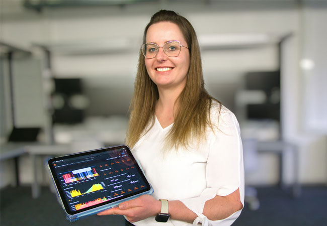 PB: Mathematikerin Steffi Naumann mit einem simulationsgestützten digitalen Abbild von Transformationspfaden. Foto: Martin Käßler, Fraunhofer IOSB-AST