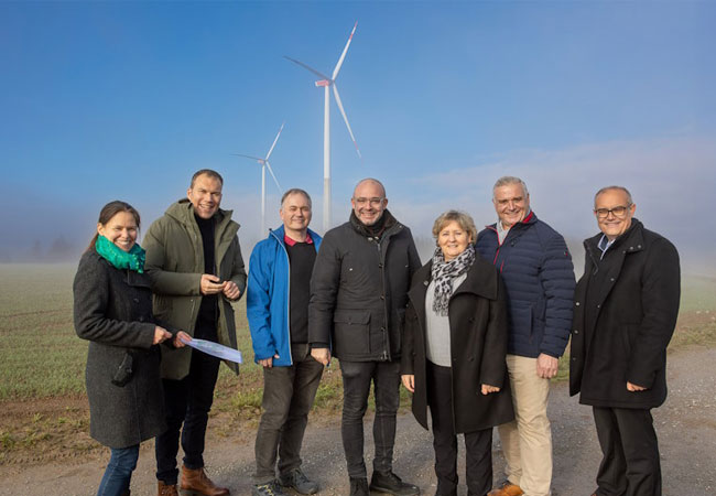 PB: Freuen sich über tolle Beiträge für Natur und Wirtschaft (v. l.): Windpark-Geschäftsführerin Verena Baldassi, Bürgermeister Daniel Rühl (Bad Camberg), Dr. Ing. Volker Müller (KMW), Bürgermeister Christian Herfurth (Idstein), Bürgermeisterin Silvia Scheu-Menzer (Hünfelden), Jörg Höhler (Vorstandsmitglied ESWE Versorgungs AG) und Bürgermeister Jan Kraus (Hünstetten) im Windpark. Foto: Lothar Rehermann