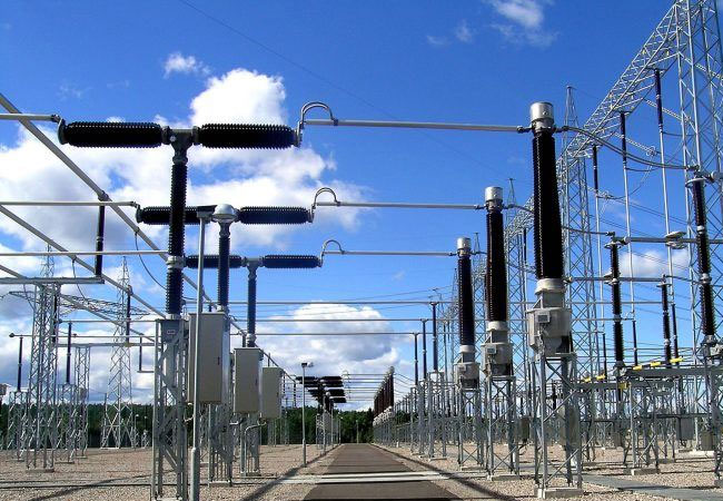 PB: Wir kombinieren die Projektmanagement-Expertise von AtkinsRéalis mit dem technologischen Wissen von Hitachi Energy in einem Unternehmen, das sich auf Umspannwerke spezialisiert hat. Als eines der führenden Ingenieurunternehmen unterstützen wir unsere Kunden mit schlüsselfertigen Lösungen im Bereich Umspannwerke für Stromübertragung, erneuerbare Energien und Transport. Als zentraler Ansprechpartner bündeln wir das gesammelte Know-how wichtiger Lieferanten und Auftragnehmer, sodass unsere Kunden von effizienten Lösungen, gesteigerter industrieller Produktivität und geringerer Umweltbelastung profitieren. Wir arbeiten daran, Energielösungen zu entwickeln, die eine nachhaltige Konnektivität ermöglichen. / ©: Kristina Holmström Matses
