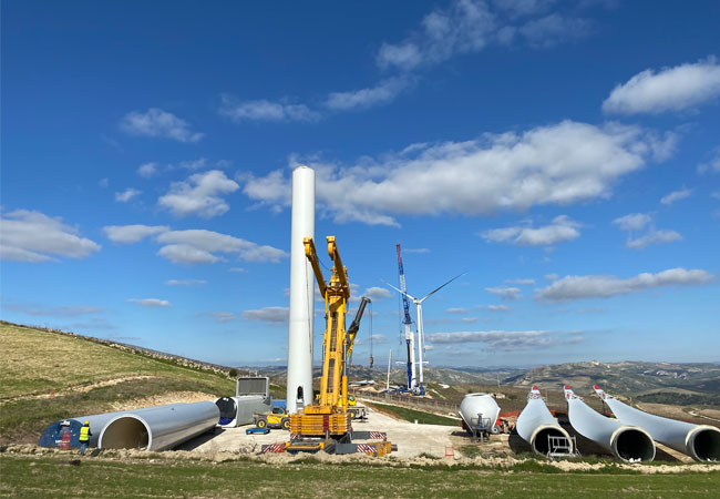 PB: Bau eines Anlagenturms im wpd Windpark Licata / ©: wpd