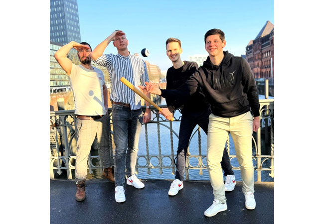 PB: Die ENOVA Value startet mit einem Homerun in das neue Jahr. V.l.n.r.: Björn Burau (CFO), Hauke Brümmer (CEO), Philipp Rothe (Junior Investment Manager) und René Meyer (Head of Investment & Asset Management) / ©: ENOVA
