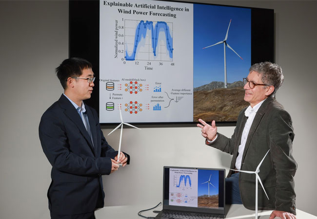PB: Fernando Porté-Agel (rechts) und Wenlong Liao entwickeln Windprognosen (Foto: Alain Herzog, epfl.ch)