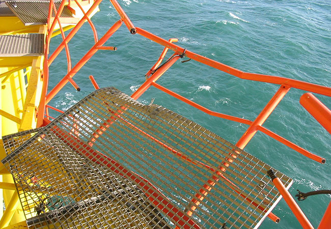 PB: Eine Extremwelle hatte das Zwischendeck stark beschädigt: Die Offshore-Forschungsplattform „Fino“, die 45 Kilometer nördlich von Borkum liegt. / ©: BSH / Foto: Martin Moritz