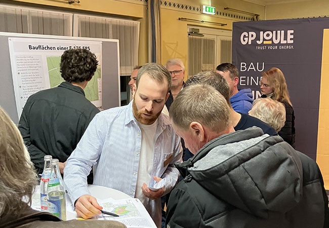 PB: An verschiedenen Infoständen informierten Fachleute über die geplanten vier Anlagen. / ©: GP JOULE