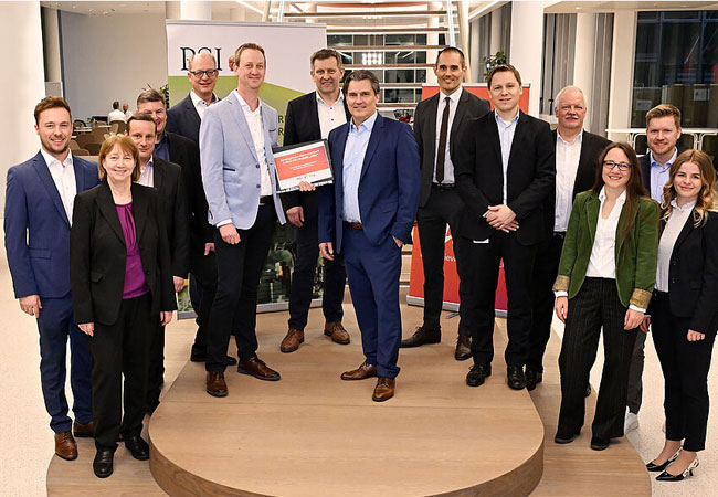 PB: Gruppenfoto nach der Unterzeichnung