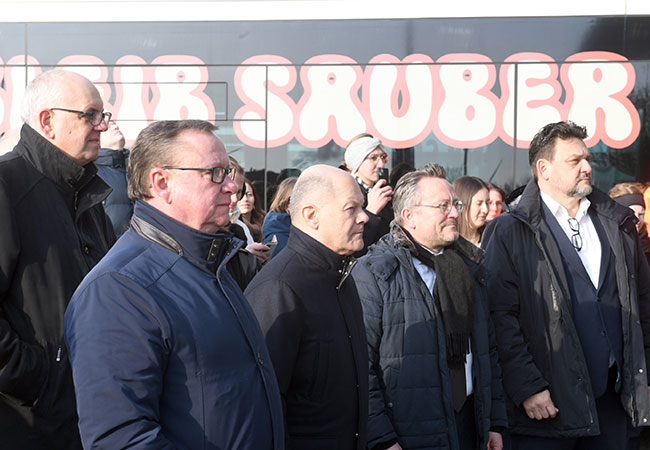 PB: Bremens Bürgermeister Andreas Bovenschulte, MdB Uwe Schmidt, zurückgetretener EX-Bundeskanzler Olaf Scholz, André Steinau und André Kiwitz (v.l.n.r.). Foto: © HY.City.Bremerhaven/Fotoscheer