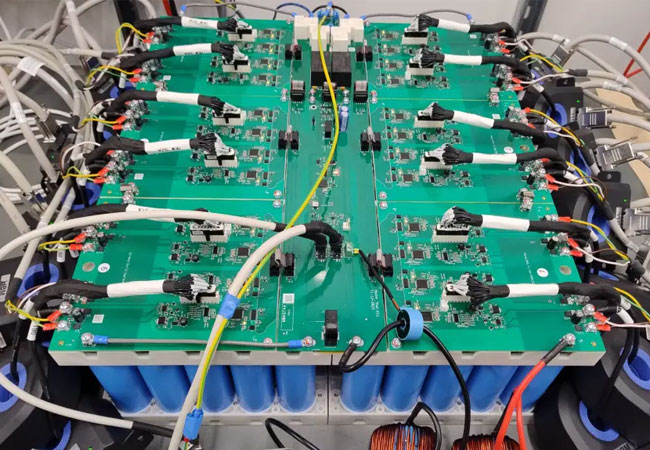 PB: Um das System SAX Power Home Plus überhaupt testen zu können, musste das KIT zwischen der Elektronikplatine und den 24 Batteriezellsträngen insgesamt 24 DC-Messwandler platzieren (Bild: KIT).