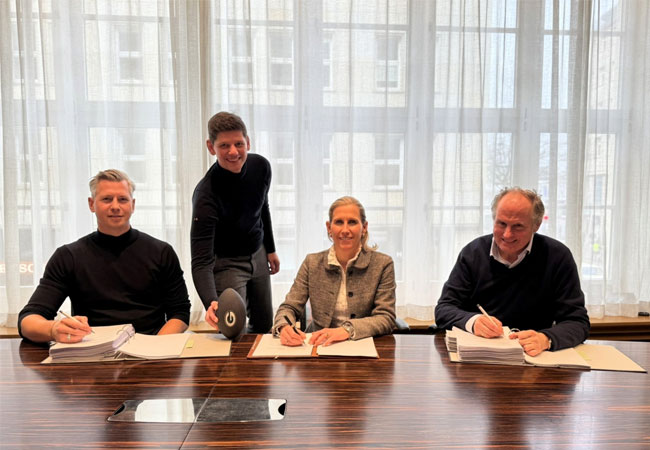 PB: ENOVA und Prokon erzielen einen Touchdown. V.l.n.r.: Hauke Brümmer (CEO ENOVA-Gruppe), René Meyer (Head of Investment und Asset Management bei ENOVA), Katharina Beyer (Vorständin bei Prokon) und Henning von Stechow (Vorstandsvorsitzender von Prokon) / ©: ENOVA