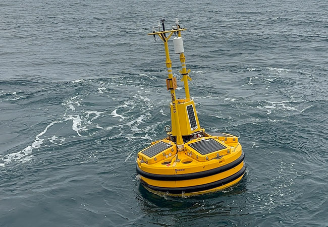 PB: Die SEAWATCH®-Boje von Fugro Norway erfolgreich in der Nordsee ausgebracht. Ansicht von vorne. (Quelle: Fugro Norway)