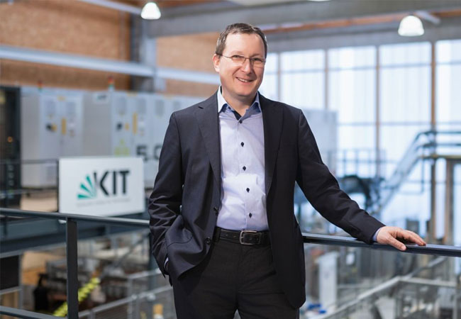 PB: Professor Veit Hagenmeyer sucht nach Lösungen für eine stabile, wirtschaftliche und sichere Energieversorgung (Foto: Amadeus Bramsiepe, KIT)