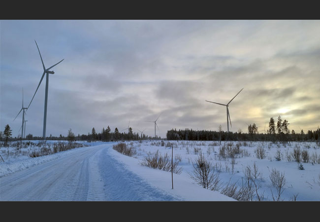 PB: Der schwedische Windpark Önusberget beherbergt der 137 GE Cypress 5.5-158-Windturbinen. Die strengen Winter machen ihn zu einem idealen Ort für Studien und Praxistests im Bereich Eiserkennung und Enteisung. Im Rahmen der diesjährigen „Winterwind“ erkundeten die Konferenzteilnehmer die Bedingungen vor Ort. / c: Bachmann electronic