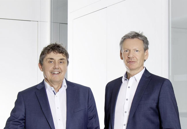 PB: Die Bachmann-Geschäftsleitung meldet für das Jahr 2024 er erneut einen Umsatzrekord: Bernhard Zangerl (CEO; Chief Executive Officer) (r.) und Dr. Beat Rünzler (CAO; Chief Administrative Officer) (l.). / ©: Bachmann electronic