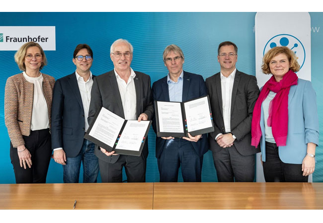 PB: 1 Unterzeichnung der Kooperation (v.l.n.r.): Prof. Britta Redlich, Direktorin für den Bereich Forschung mit Photonen im DESY-Direktorium, Dr. Arik Willner, Administrativer Direktor (kommissarisch) sowie Bevollmächtigter des Direktoriums für Innovation & CTO, DESY, Prof. Helmut Dosch, Vorsitzender des DESY-Direktoriums, Prof. Holger Hanselka, Präsident der Fraunhofer-Gesellschaft, Prof. Axel Müller-Groeling, Vorstand für Forschungsinfrastrukturen und Digitalisierung der Fraunhofer-Gesellschaft, Dr. Katja Seidel, Direktorin Forschung, Fraunhofer-Gesellschaft / ©: Fraunhofer / Markus Jürgens