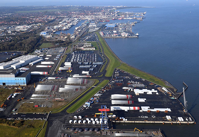 PB: Schwerlastfähiges Drehkreuz für die Energie der Zukunft: Baubeginn für Hafenerweiterung in Cuxhaven / ©: Hafengesellschaft NPorts