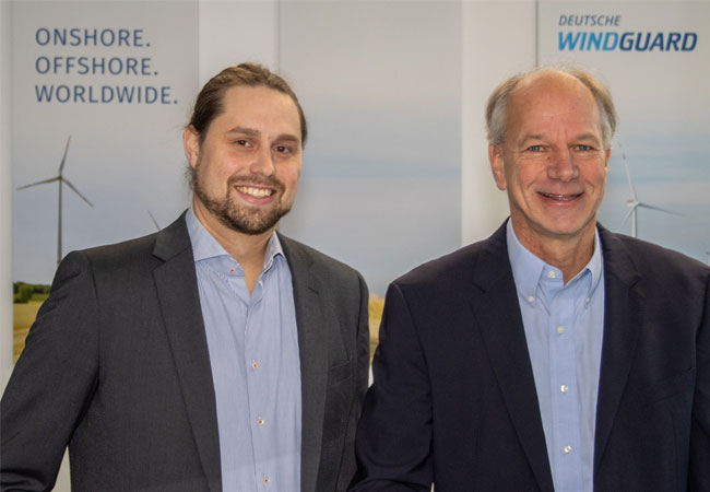 PB: Axel Albers (rechts), Unternehmensgründer und langjähriger Geschäftsführer der Deutsche WindGuard Consulting GmbH, freut sich über Verstärkung: Mit Wirkung vom 29.01.2025 ist Benjamin Ahrens (links) in die Geschäftsführung eingetreten. / ©: Deutsche WindGuard