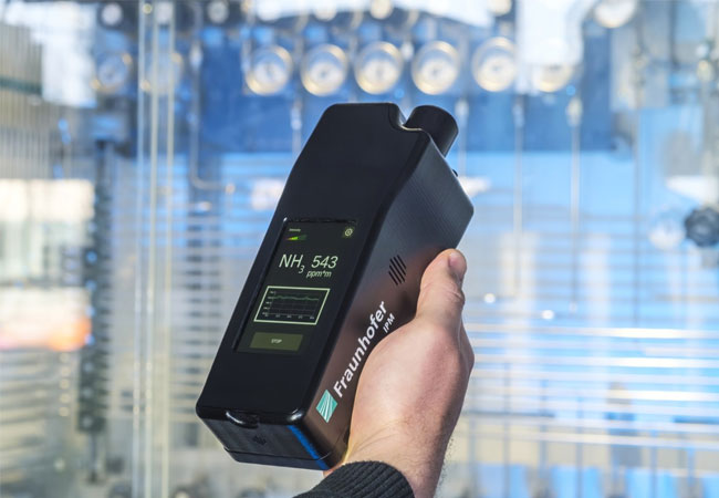 PB: Wasserstoff kann in Form von Ammoniak (NH3) gespeichert und transportiert werden. Das Laserspektrometer des Fraunhofer IPM absorbiert die Wellenlänge von Ammoniak, reagiert deshalb sofort und zeigt das Ergebnis auf einem Display an. / ©: Fraunhofer IPM