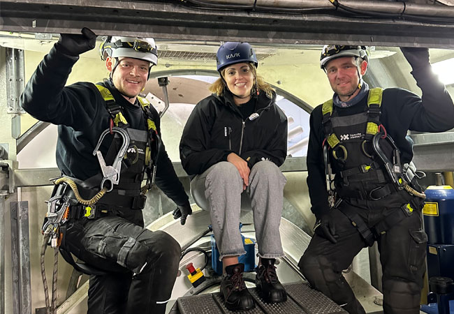 PB: Karriere mit Rückenwind: Jannik Josten (links) und Achim Daries nehmen die Energieküste-Werkstudentin Jördis Flatterich mit ins Innere einer Windkraftanlage der Deutschen Windtechnik / ©: Energieküste