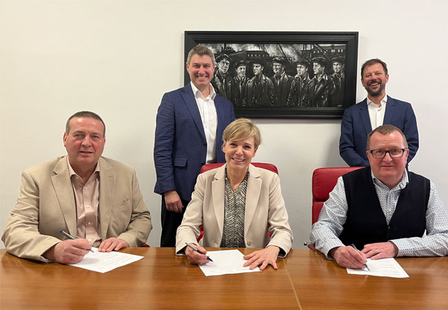 PB: From left, sitting: George Bowie (Partner Arch Henderson), Marije Hulshof (CEO Royal HaskoningDHV), and Alan Kilbride (Principal Partner Arch Henderson). From left, standing: Jon Robinson (Global Director Water & Maritime, Royal HaskoningDHV) and Michiel de Jong (Business Unit Director Maritime & Renewables Europe, Royal HaskoningDHV).